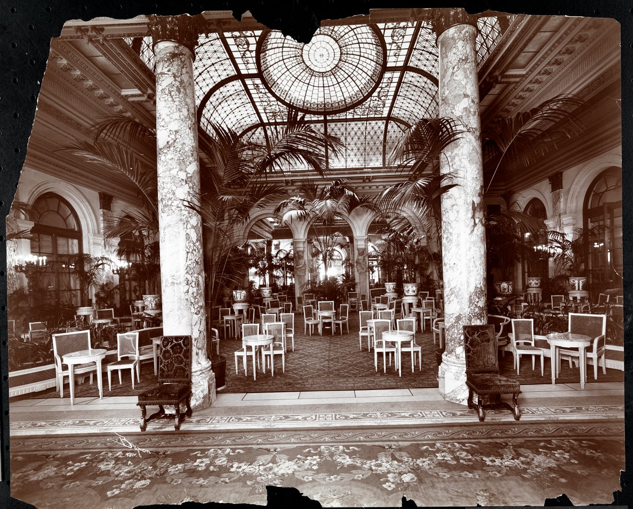 صالة في فندق بلازا ، c.1907 (طباعة الجيلاتين الفضي) بواسطة شركة بايرون