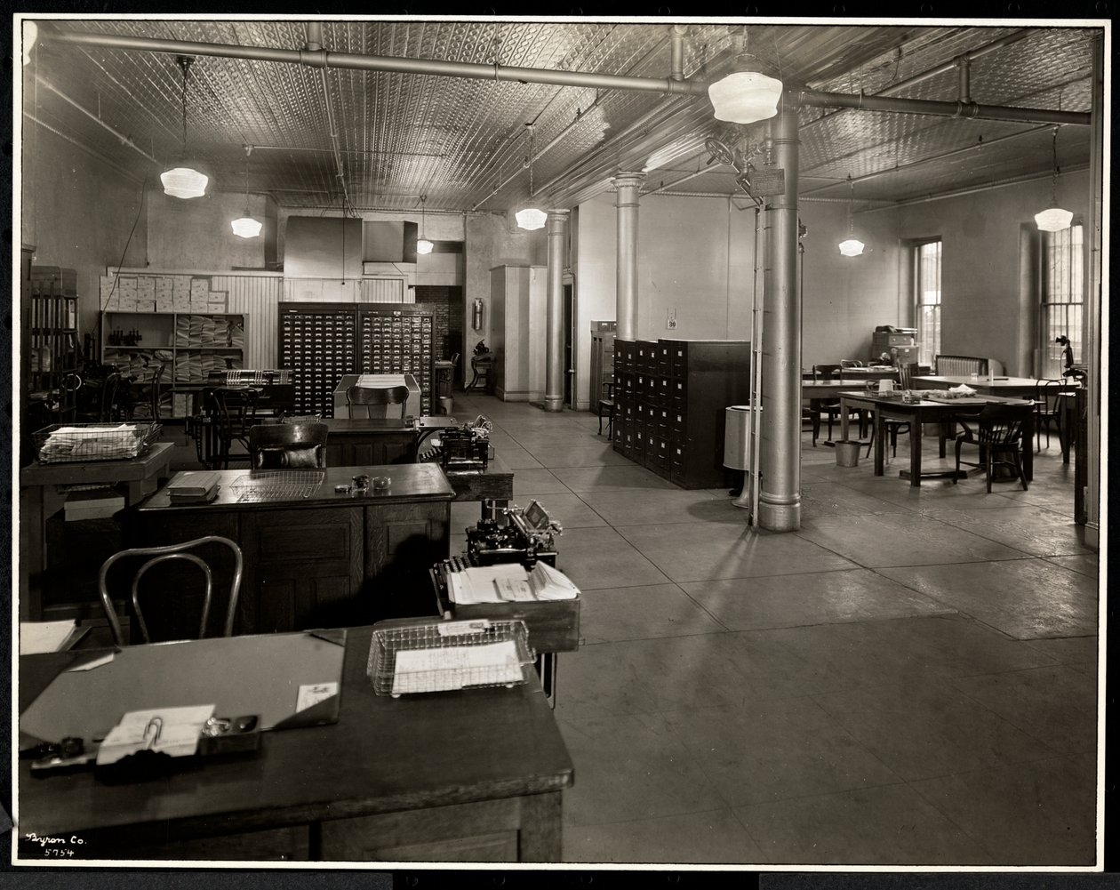 المكتب الرئيسي لغسيل كارولين في 111 East 129th Street ، شرق هارلم ، نيويورك ، 1929 (طباعة الجيلاتين الفضي) بواسطة شركة بايرون