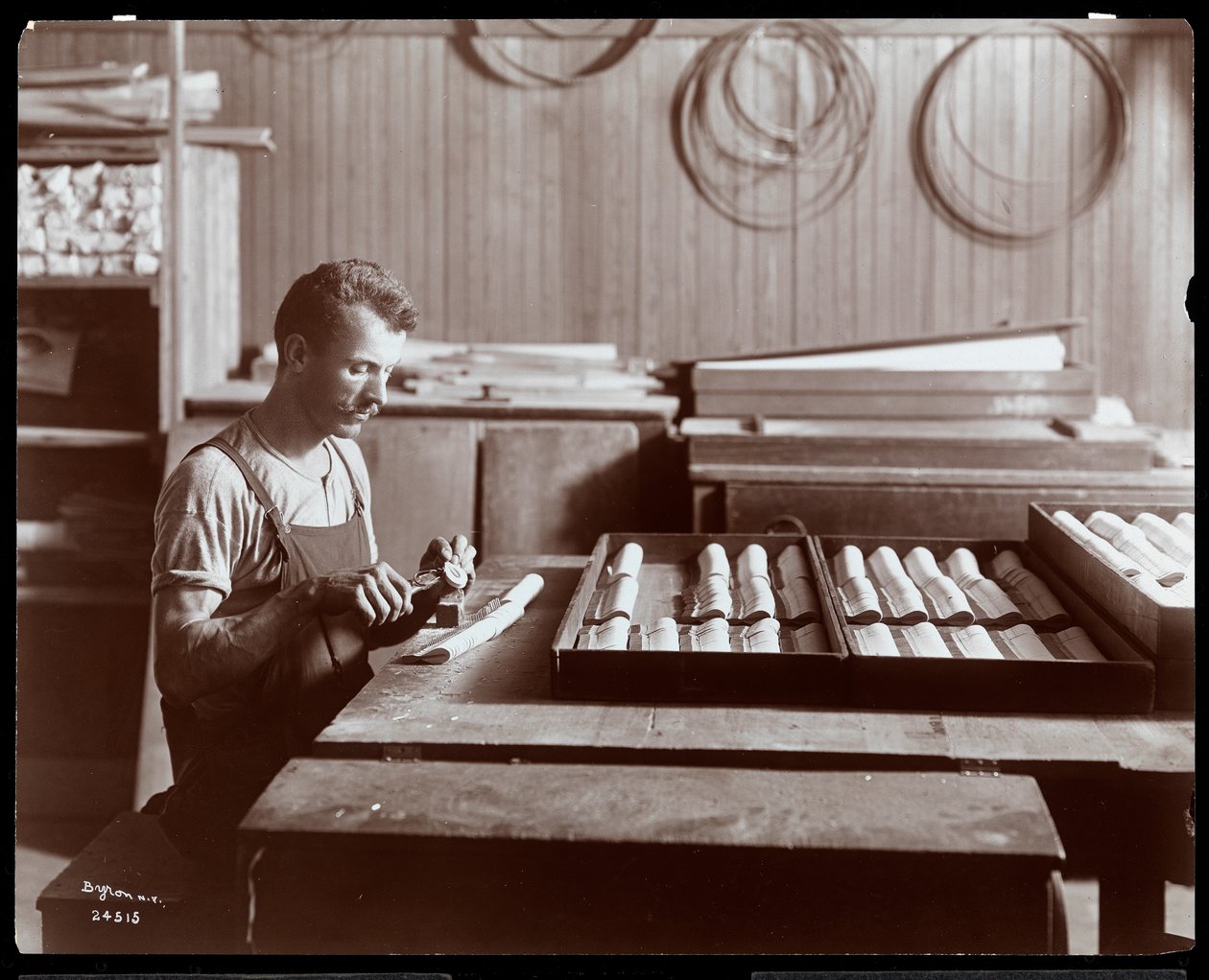 رجل يعمل في مصنع Hardman ، Peck und Co. Piano ، نيويورك ، 1907 (طباعة الجيلاتين الفضي) بواسطة شركة بايرون