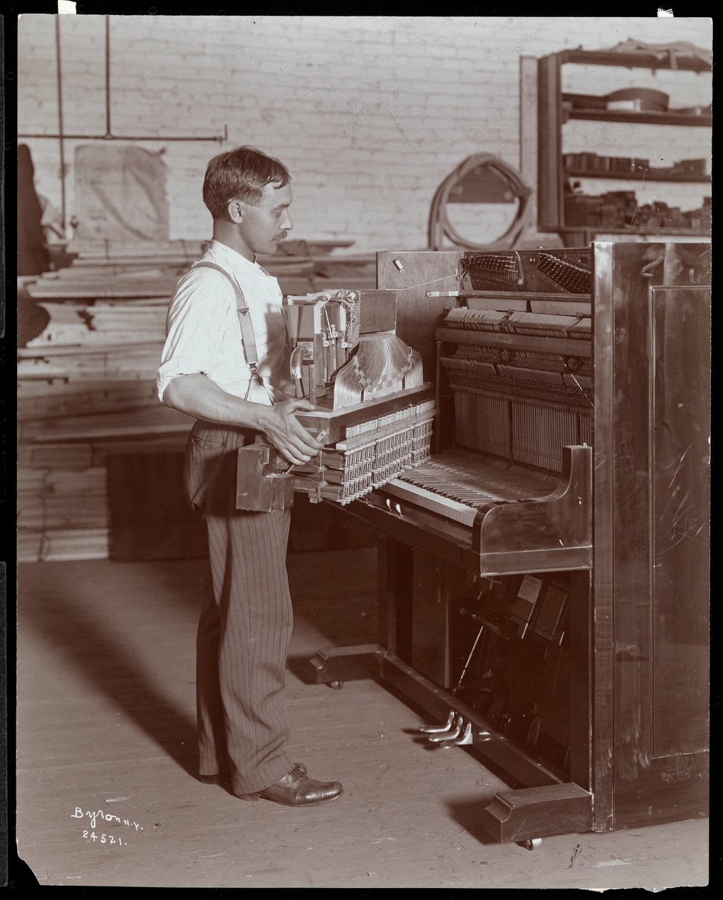 رجل يعمل في مصنع Hardman ، Peck und Co. Piano ، نيويورك ، 1907 (طباعة الجيلاتين الفضي) بواسطة شركة بايرون