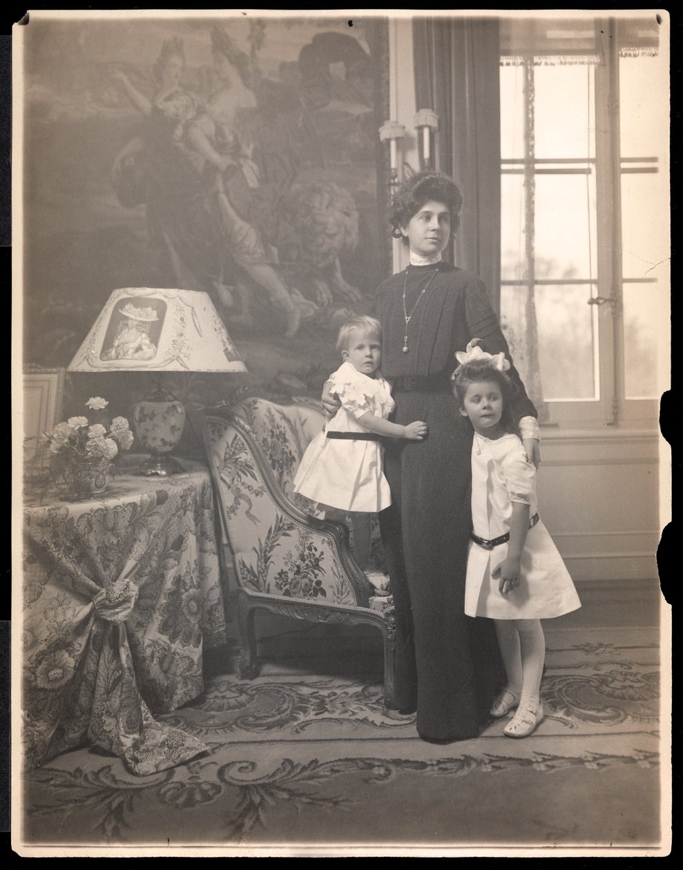 السيدة كلارنس ماكاي مع أطفالها في هاربور هيل ، لونج آيلاند ، c.1905 (طباعة بلاتينية) بواسطة شركة بايرون