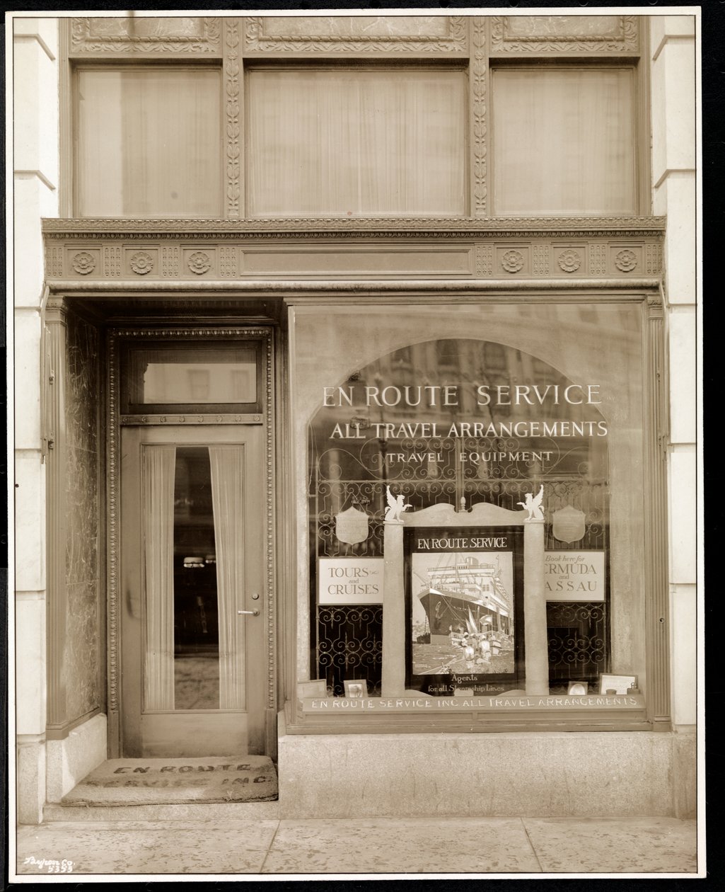 واجهة شركة En Route Service، Inc. ، في فندق سافوي بلازا ، الشارع 59 والجادة الخامسة ، نيويورك ، 1928 (طباعة الجيلاتين الفضي) بواسطة شركة بايرون