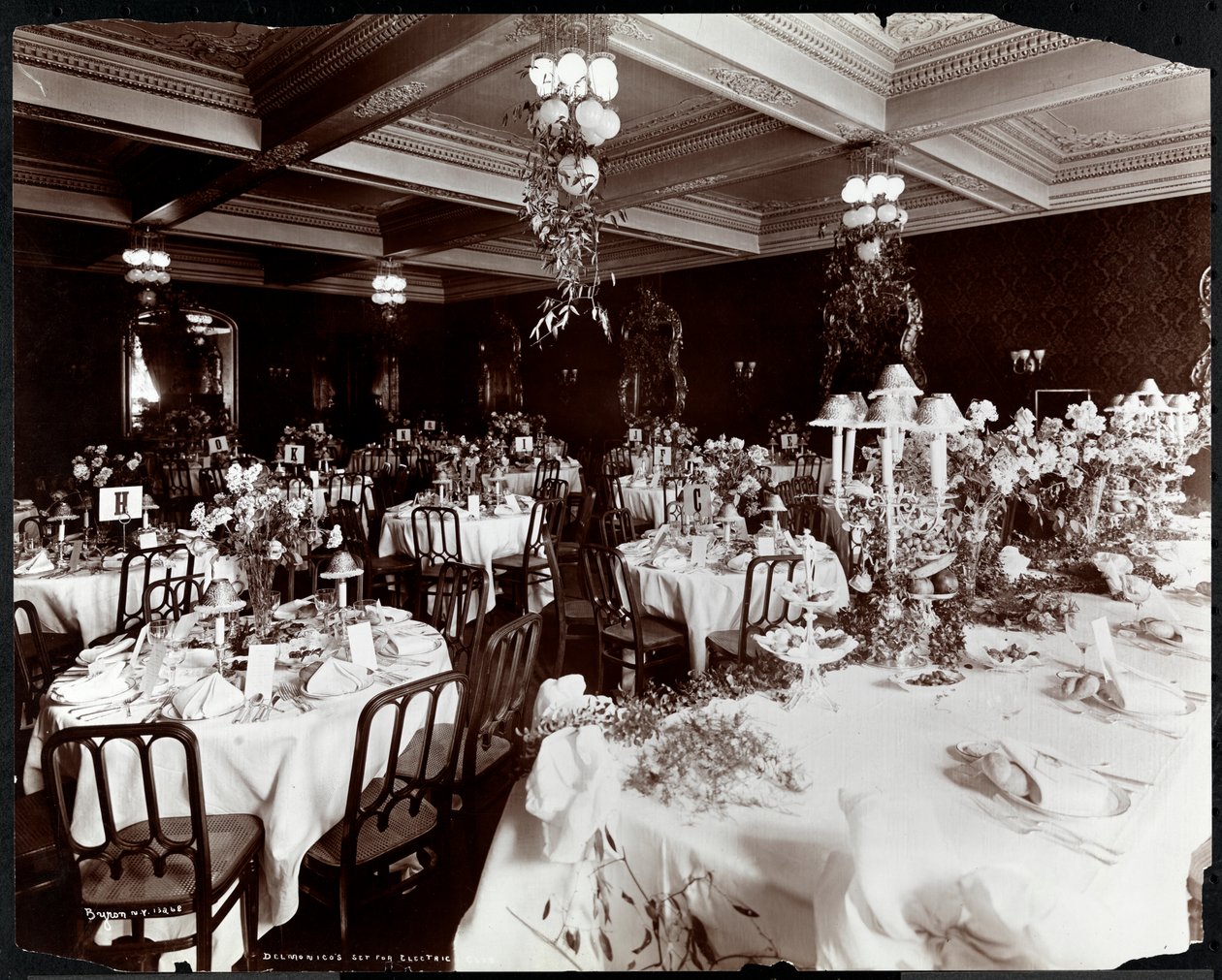 تعيين طاولات لمأدبة النادي الكهربائي في فندق Delmonico ، 1902 (طباعة الجيلاتين الفضي) بواسطة شركة بايرون