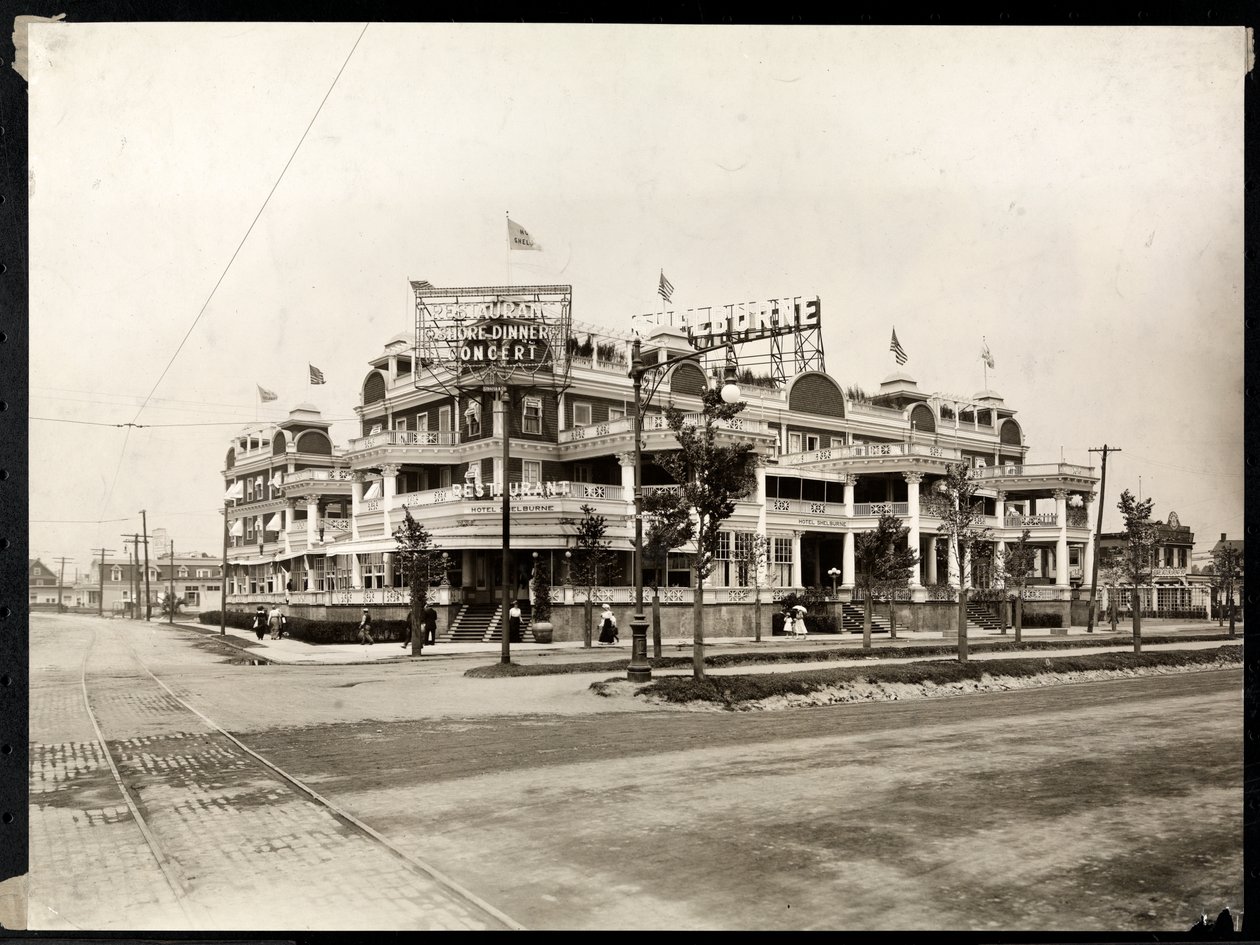The Hotel Shelburne at Sea Breeze Avenue and Ocean Parkway، Coney Island، New York، c.1913 (طباعة الجيلاتين الفضي) بواسطة شركة بايرون