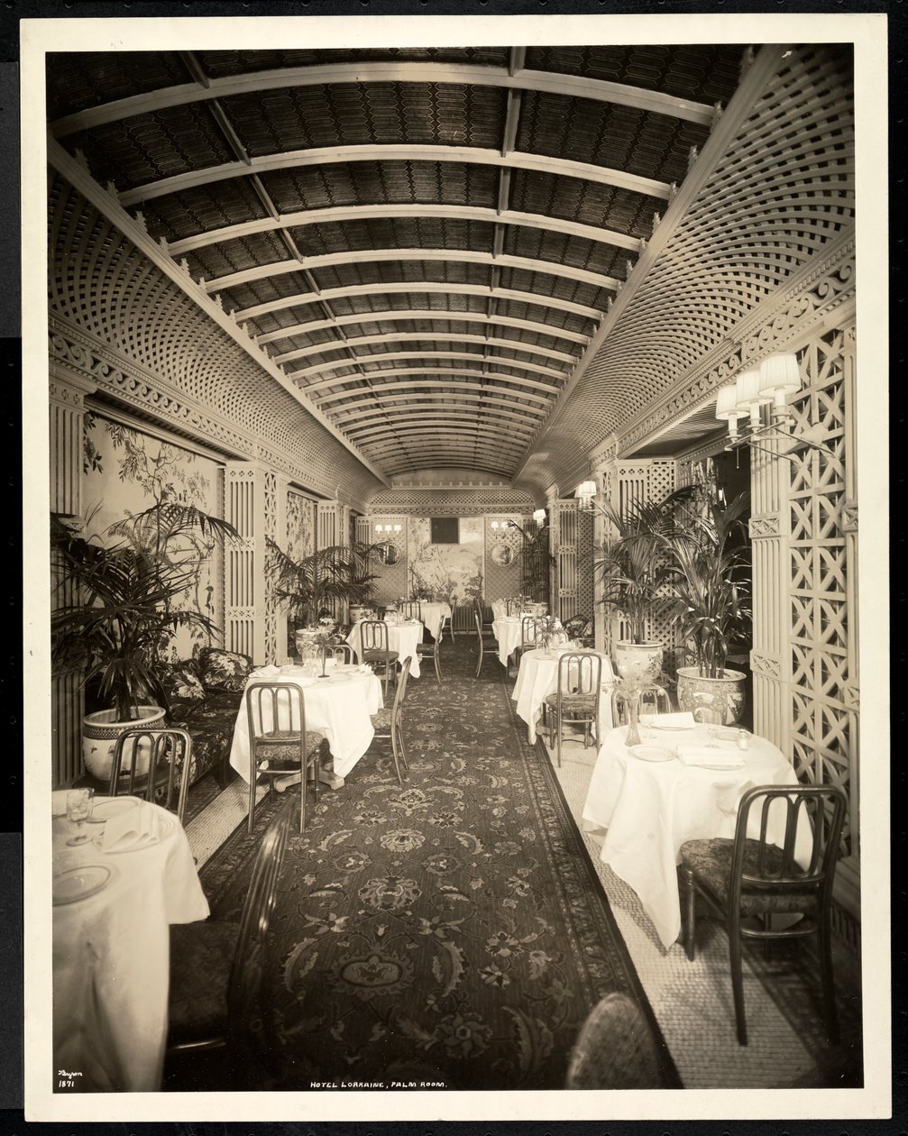 مطعم النخلة في فندق لورين ، 1923 (طباعة الجيلاتين الفضي) بواسطة شركة بايرون