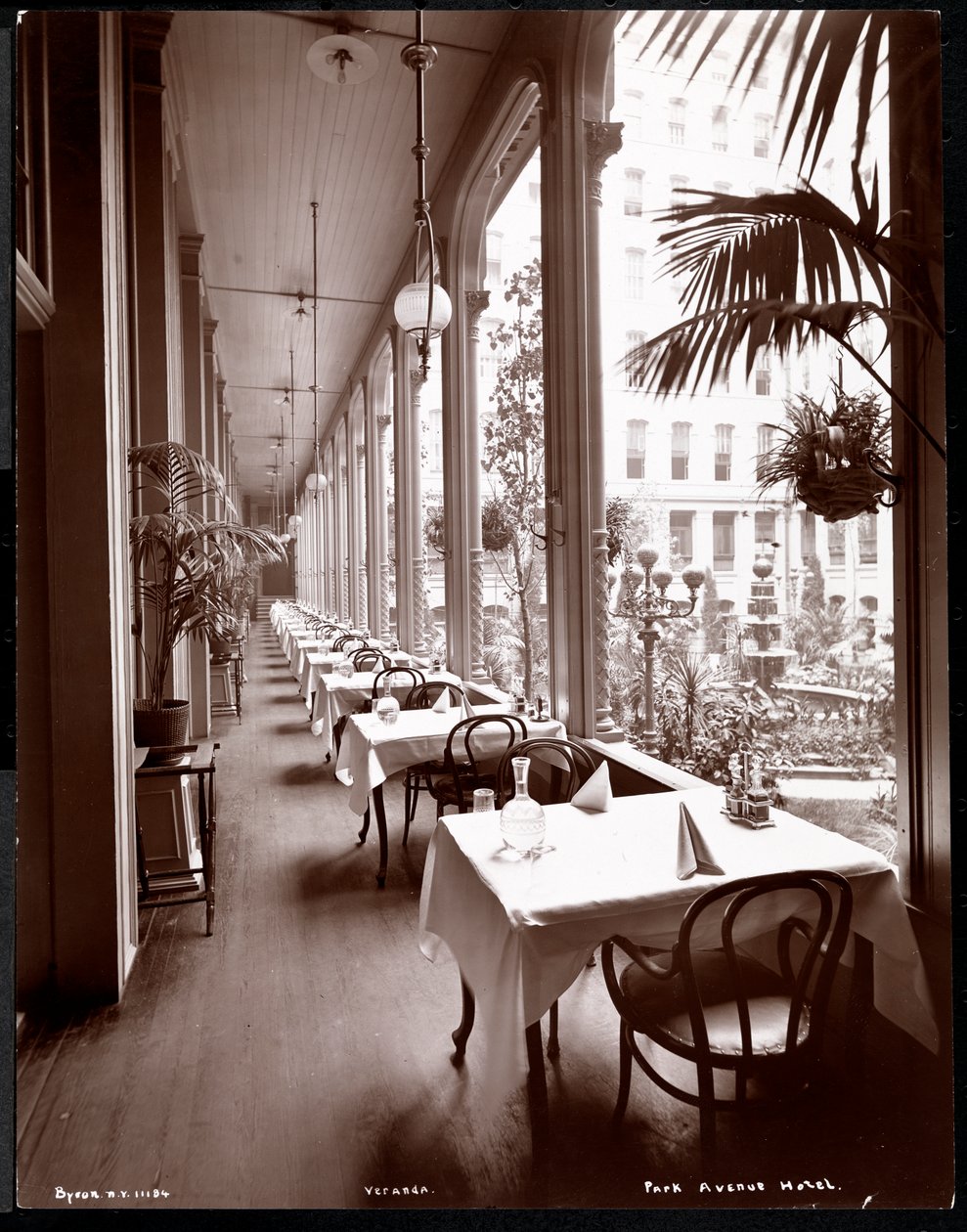 الشرفة الأرضية في فندق Park Avenue ، 1901 أو 1902 (طباعة الجيلاتين الفضي) بواسطة شركة بايرون
