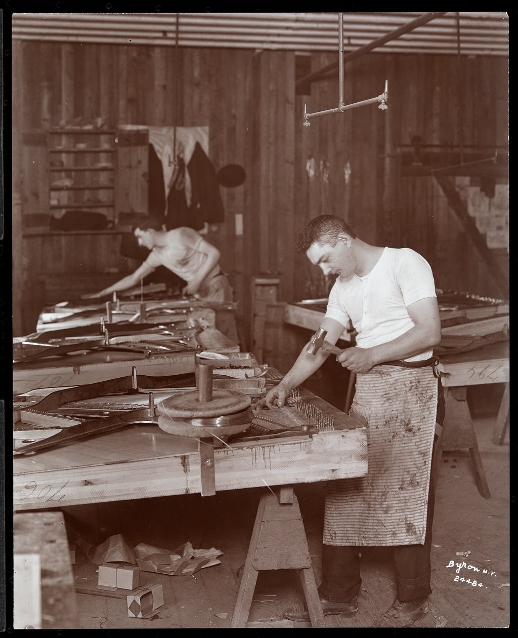 رجلان يعملان في مصنع شركة Harrington Piano ، 1907 (طباعة الجيلاتين الفضي) بواسطة شركة بايرون