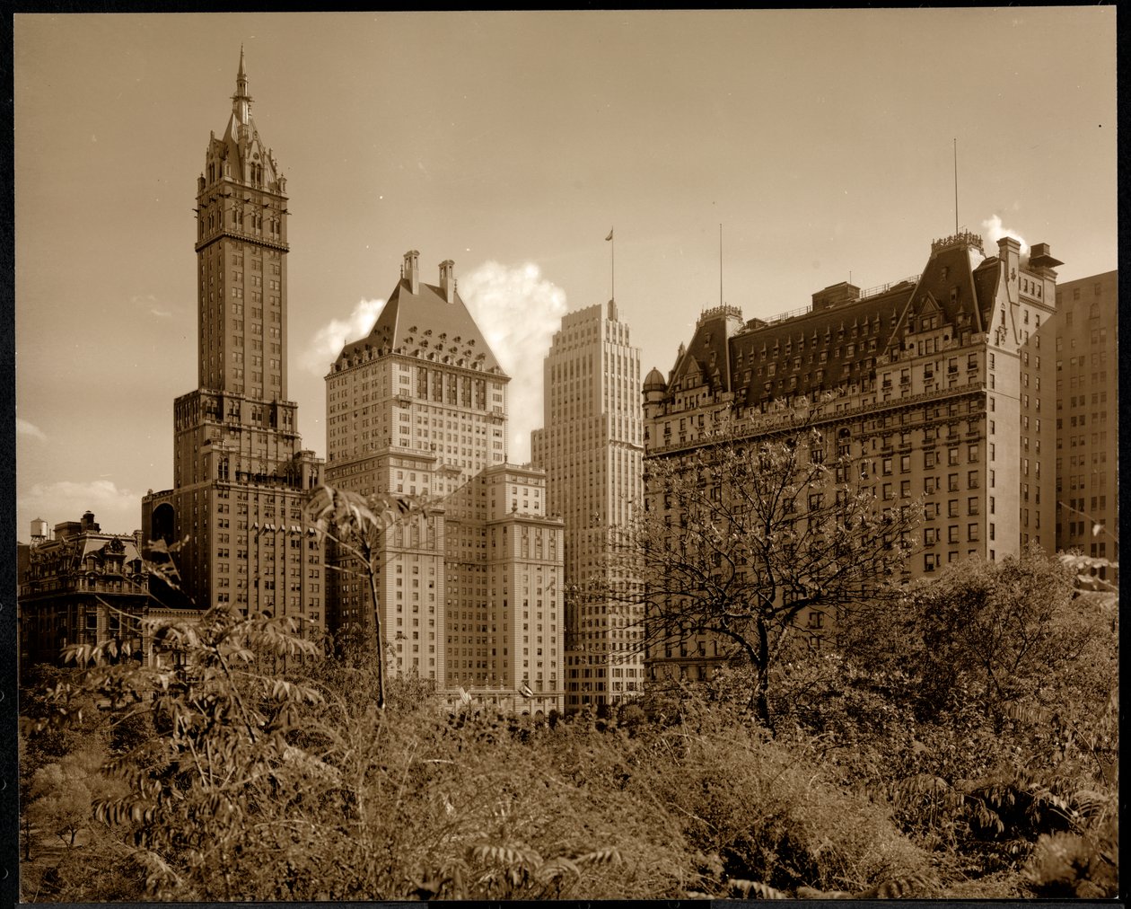 منظر لفندق سافوي بلازا ، الشارع 59 والجادة الخامسة ، نيويورك ، c.1937 (طباعة الجيلاتين الفضي) بواسطة شركة بايرون