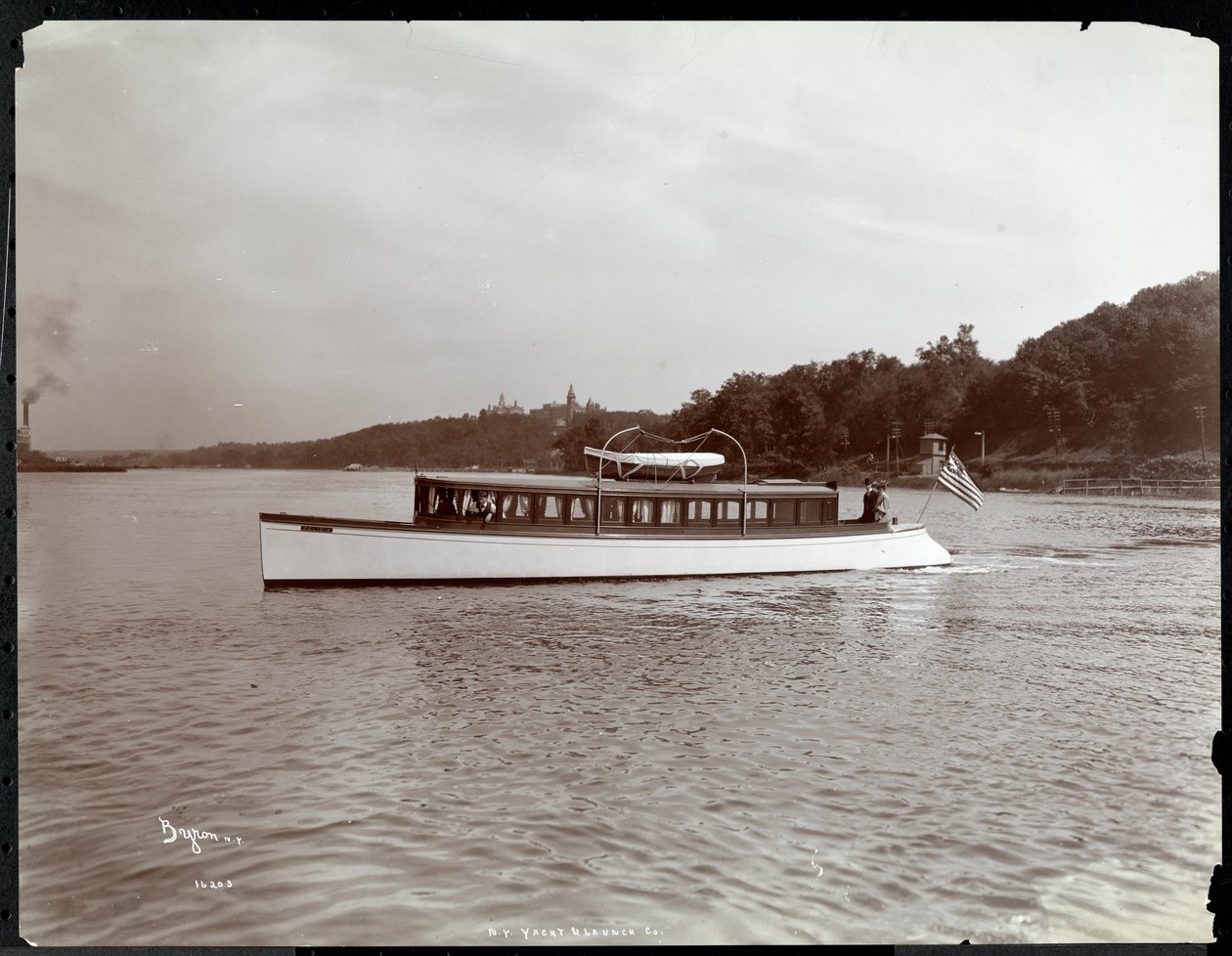 منظر لليخت Delicia من New York Yacht ، Launch und Engine Co. على نهر Hudson بالقرب من Morris Heights ، نيويورك ، 1903 (طباعة الجيلاتين الفضي) بواسطة شركة بايرون
