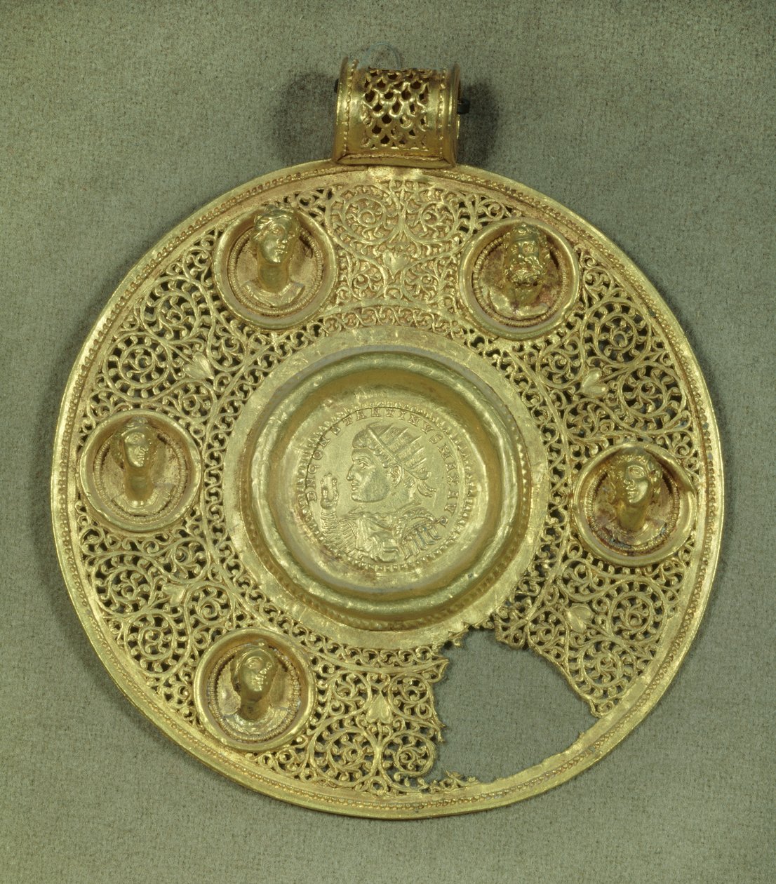 ميدالية دائرية ذهبية: سوليدوس قسطنطين الأول (270-337 م) يضرب في سيرميوم في 321 م ، في إطار التأليف المغطى ، مزين بخمسة تماثيل نصفية بارزة. القرن الرابع الميلادي. الأحد ٠،٠٩٢ م باريس ، متحف اللوفر بواسطة البيزنطية