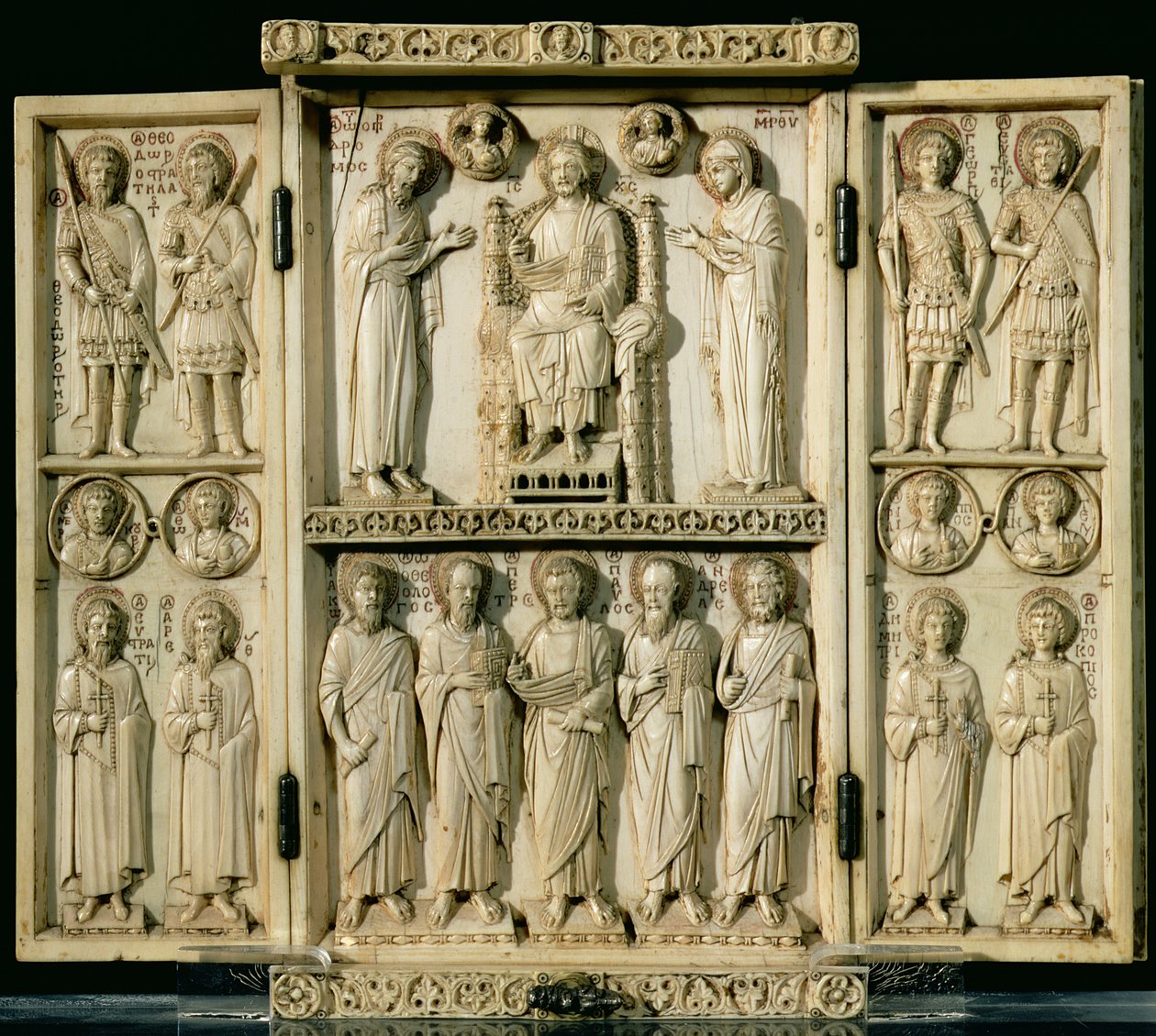 ال Harbaville Triptych الذي يصور المسيح محاطًا بالعذراء والقديس يوحنا المعمدان ، لوحات أخرى تصور القديسين ، من القسطنطينية بواسطة البيزنطية