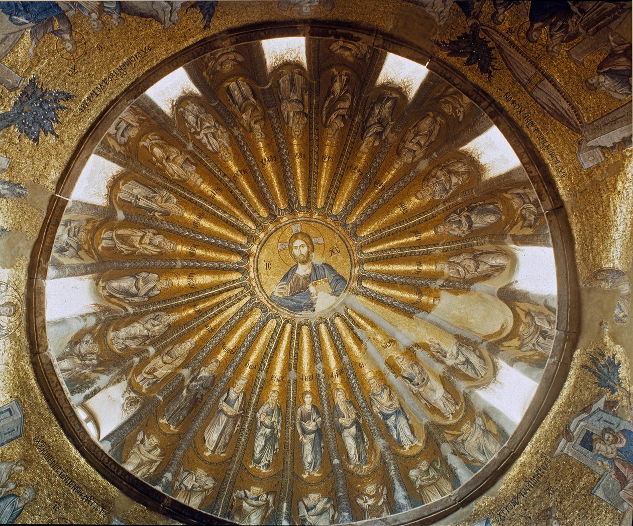 تركيا ، اسطنبول ، كنيسة القديس المخلص في خورا (Holy Savior-in-Chora) (Karyie Camii). القبة الجنوبية للنارثيكس مع المسيح في الوسط. تحقق الفن البيزنطي بين عامي 1315 و 1321. بواسطة البيزنطية