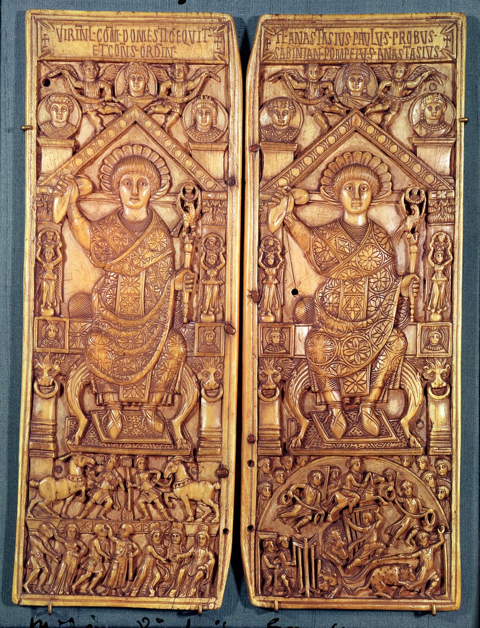 diptych القنصلية من Anastasius (491-518) منحوتة في القسطنطينية ، نمط Theodosian ، 517 م بواسطة المدرسة البيزنطية