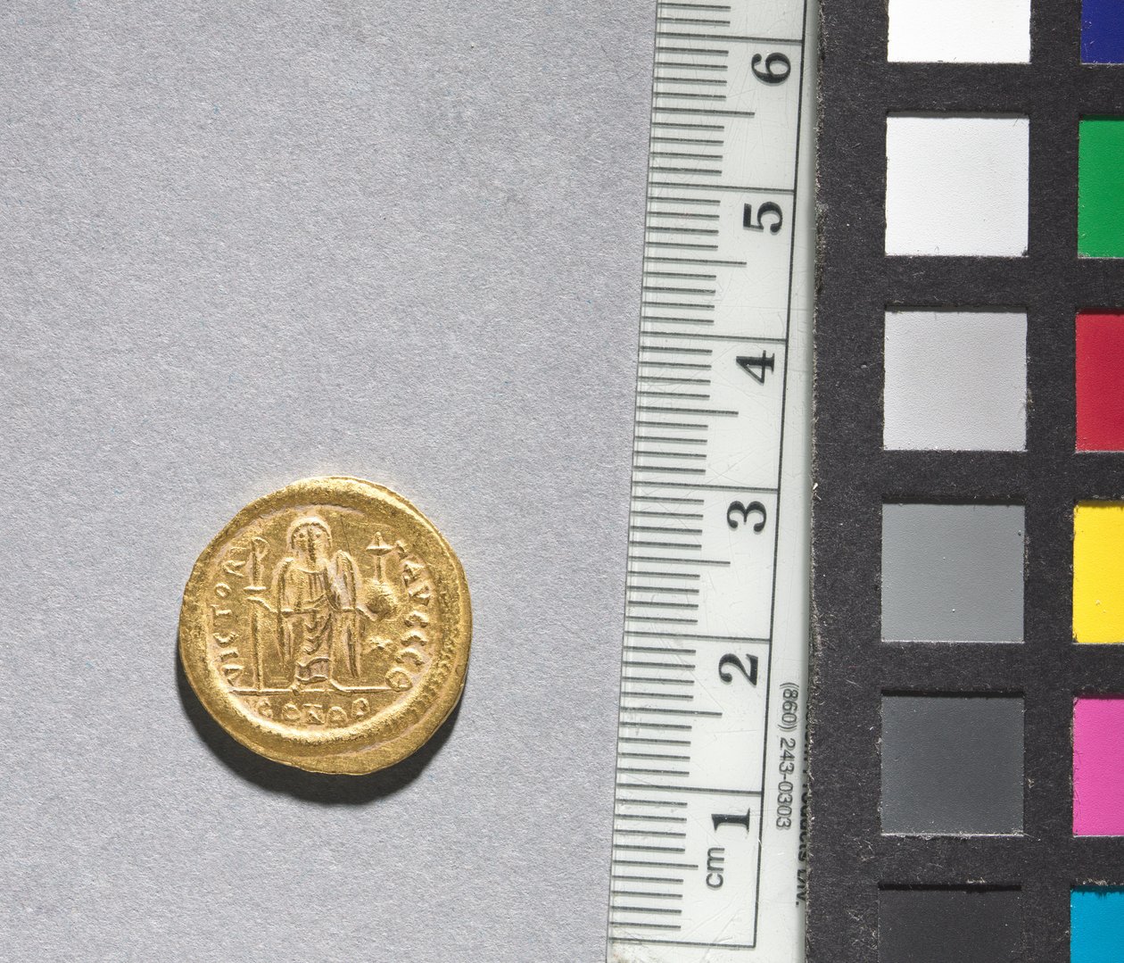 Solidus of Justinian I (عكسي) ، 545-565 (ذهبي) (انظر CVL 499738 للوجه) بواسطة المدرسة البيزنطية