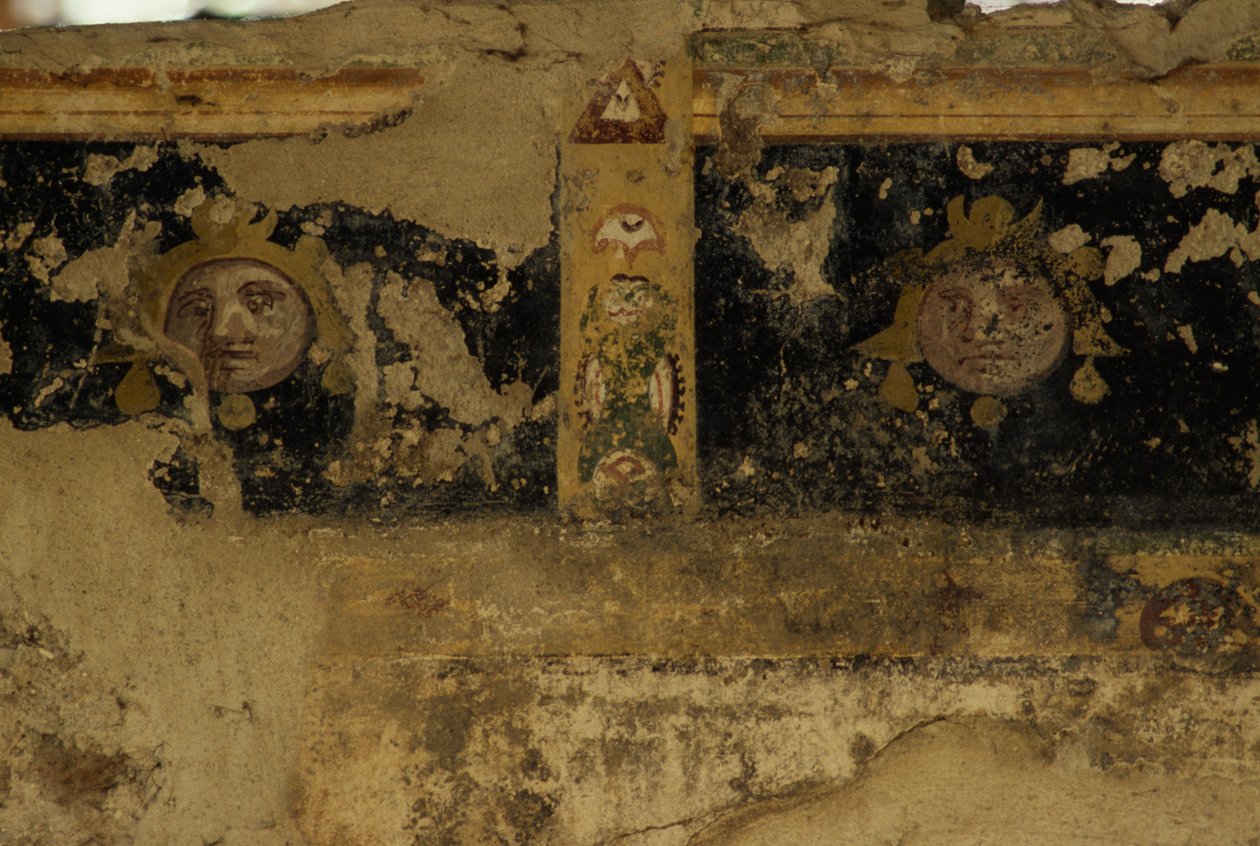 Fresco fragments, Salus Augusta Temple-Cryptoporticus, ancient Roman city of Urbs Salvia, Urbisaglia, Marche, Italy (photo) بواسطة جي بي وبراون جيه وروبوتام