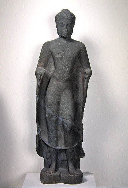 بوذا من Vat Romlok ، Angkor Borei (الحجر الرملي) بواسطة المدرسة الكمبودية