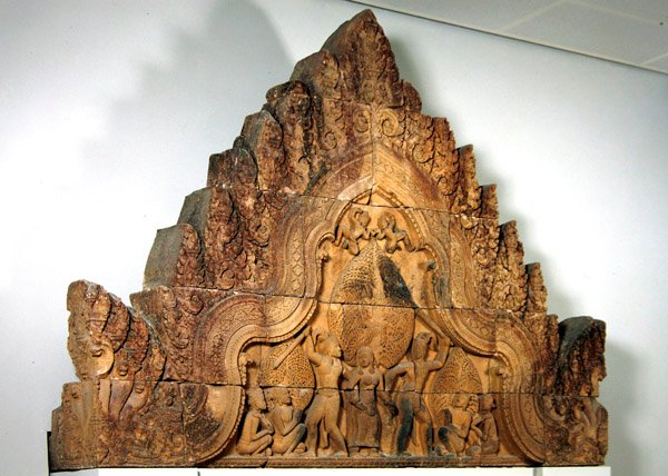 الركيزة من غوبورا من بانتيي سري ، كمبوديا ، c.967 (الحجر الرملي الوردي) بواسطة المدرسة الكمبودية