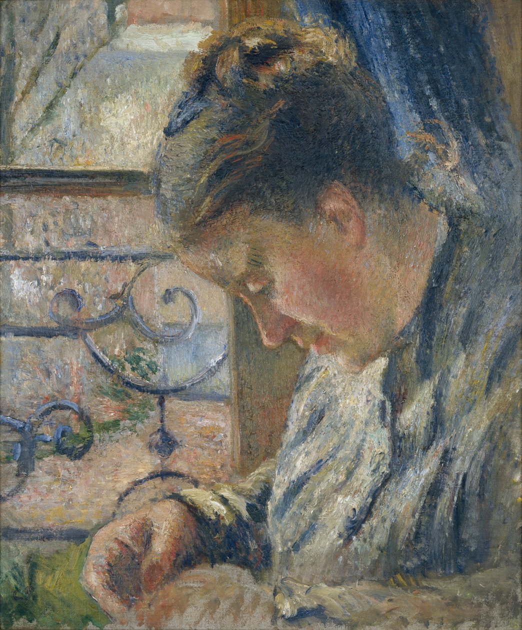 خياطة السيدة بيسارو بجانب النافذة ، c1877 بواسطة كميل بيسارو