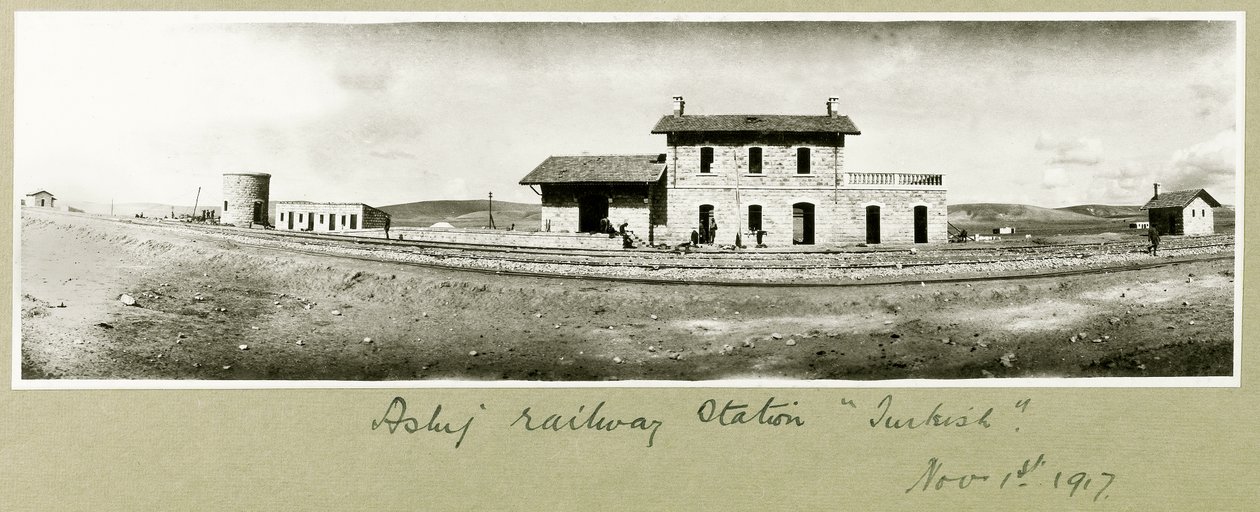 محطة سكة حديد أصلج ، 1 نوفمبر 1917 بواسطة كابتن. آرثر رودس