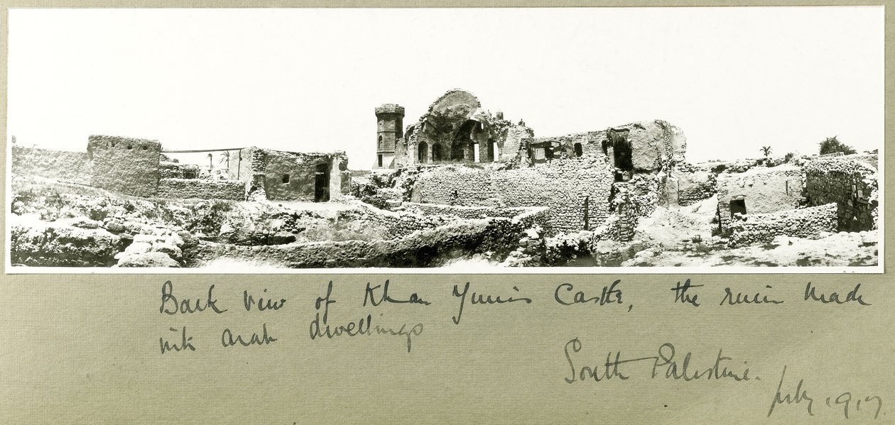 منظر خلفي لقلعة خان يونس ، جنوب فلسطين ، يوليو 1917 بواسطة كابتن. آرثر رودس