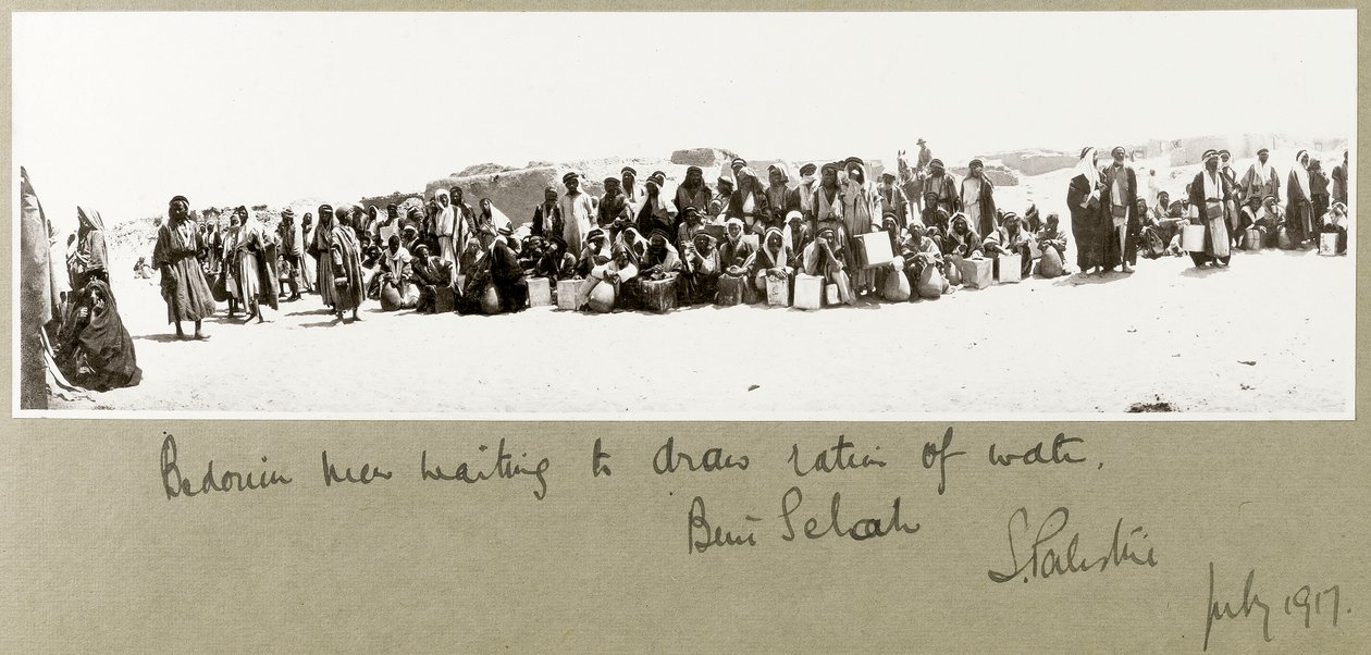بدو ينتظرون سحب حصتهم من الماء ، بني صالح ، يوليو 1917 بواسطة كابتن. آرثر رودس