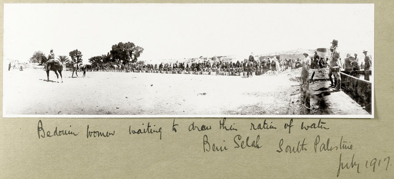 نساء بدويات ينتظرن سحب حصتهن المائية ، بني صالح ، يوليو 1917 بواسطة كابتن. آرثر رودس