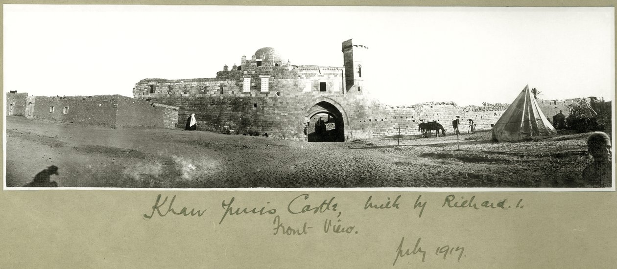 منظر أمامي لقلعة خان يونس ، بناه ريتشارد الأول ، يوليو 1917 بواسطة كابتن. آرثر رودس