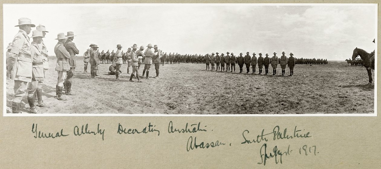 الجنرال اللنبي يزين القوات الأسترالية في عبسان ، جنوب فلسطين ، أغسطس 1917 بواسطة كابتن. آرثر رودس
