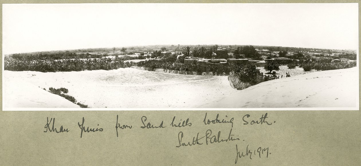 خان يونس من التلال الرملية باتجاه الجنوب ، جنوب فلسطين ، يوليو 1917 بواسطة كابتن. آرثر رودس