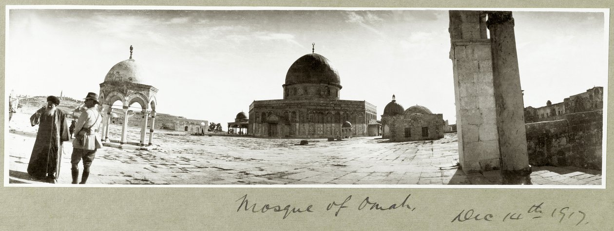 مسجد عمر وجاينتور يتحدث مع إمام محلي ، 14 ديسمبر 1917 بواسطة كابتن. آرثر رودس