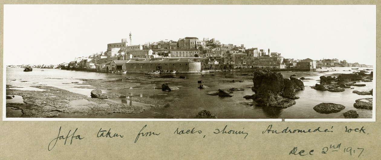 يافا القديمة ، تظهر صخرة أندروميدا ، 2 ديسمبر 1917 بواسطة كابتن. آرثر رودس