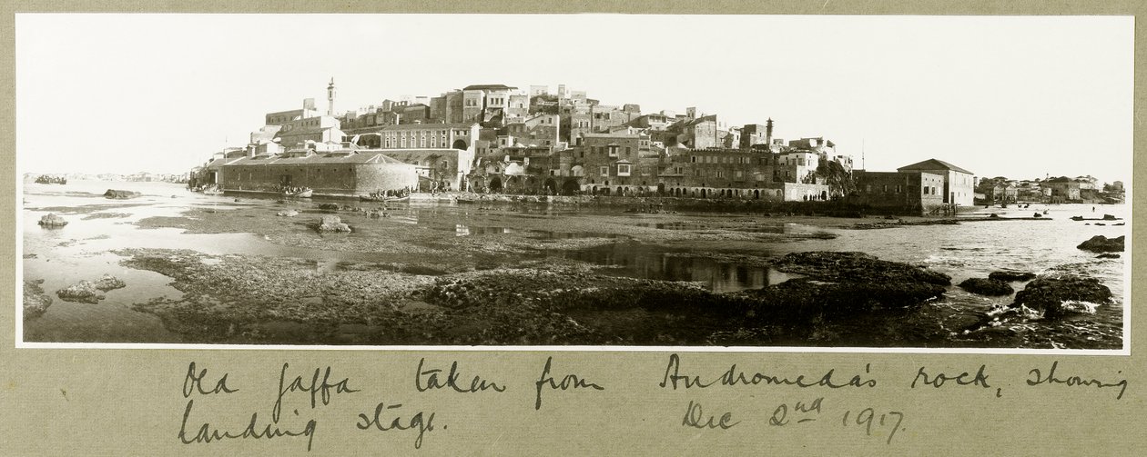 يافا القديمة مأخوذة من صخرة أندروميدا ، 2 ديسمبر 1917 بواسطة كابتن. آرثر رودس