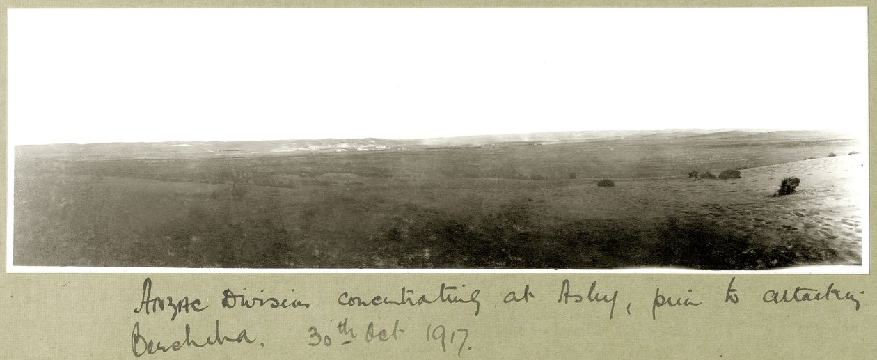 تمركز قسم ANZAC في Asluj قبل مهاجمة بئر السبع ، 20 أكتوبر 1917 بواسطة كابتن. آرثر رودس