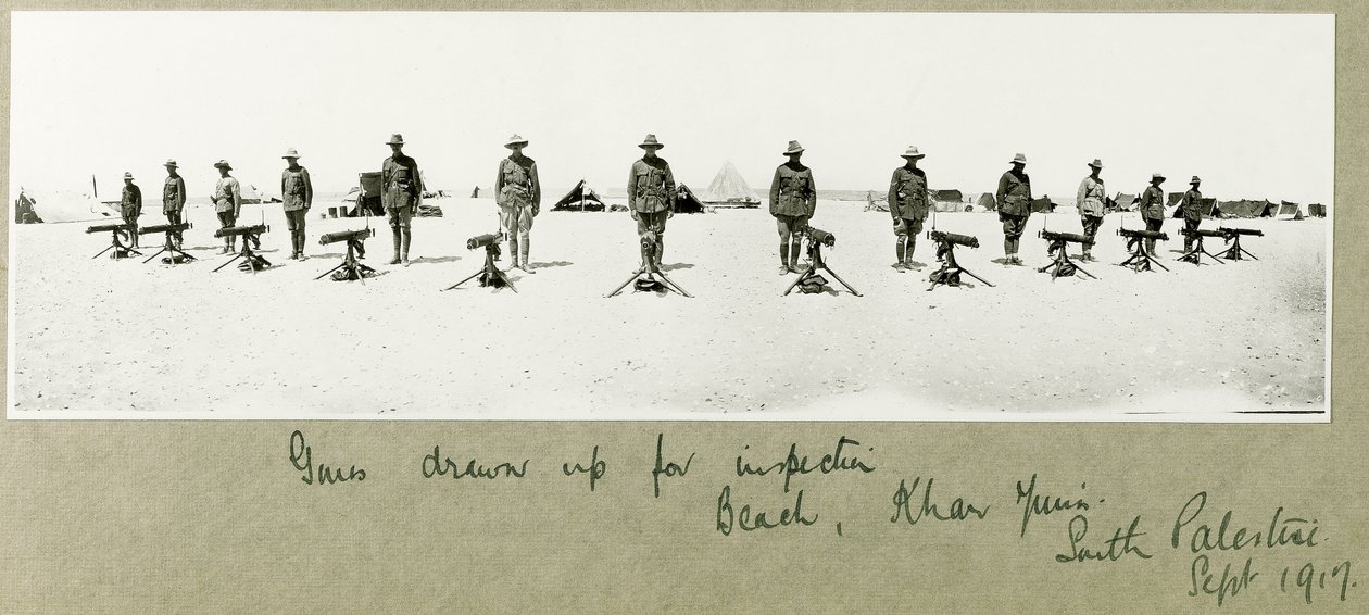 الأسلحة التي تم وضعها للتفتيش على الشاطئ ، خان يونس ، سبتمبر 1917 بواسطة كابتن. آرثر رودس