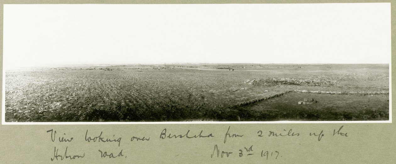 منظر يطل على بئر السبع من ميلين حتى طريق الخليل ، 3 نوفمبر 1917 بواسطة كابتن. آرثر رودس