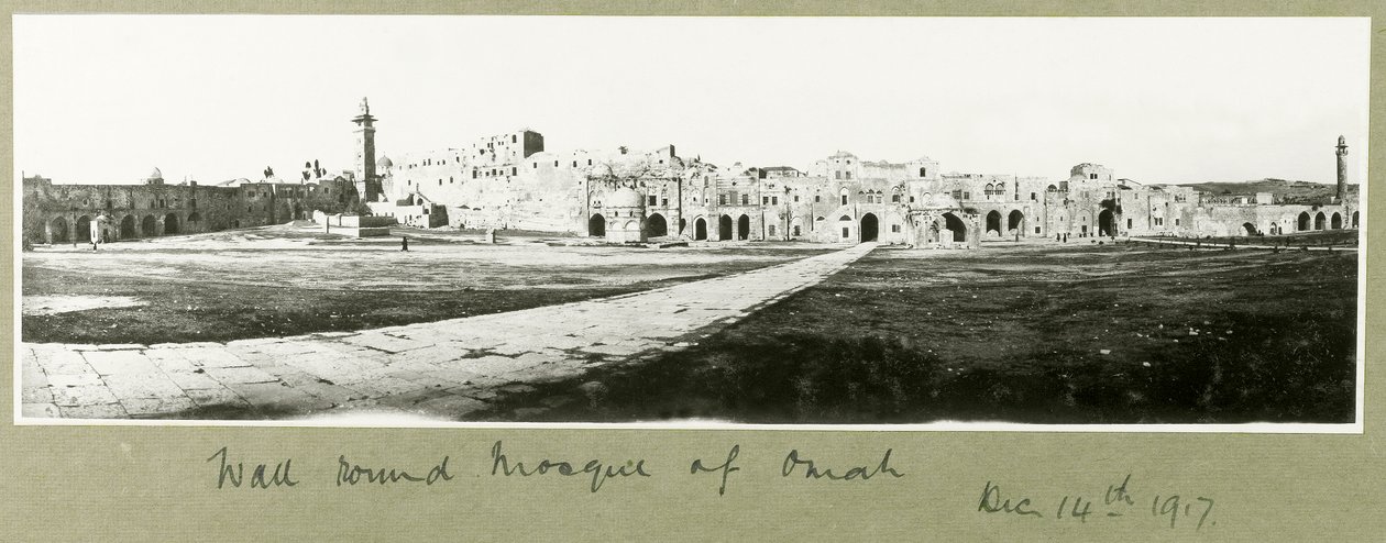 سور حول مسجد الأمة ، 14 ديسمبر 1917 بواسطة كابتن. آرثر رودس