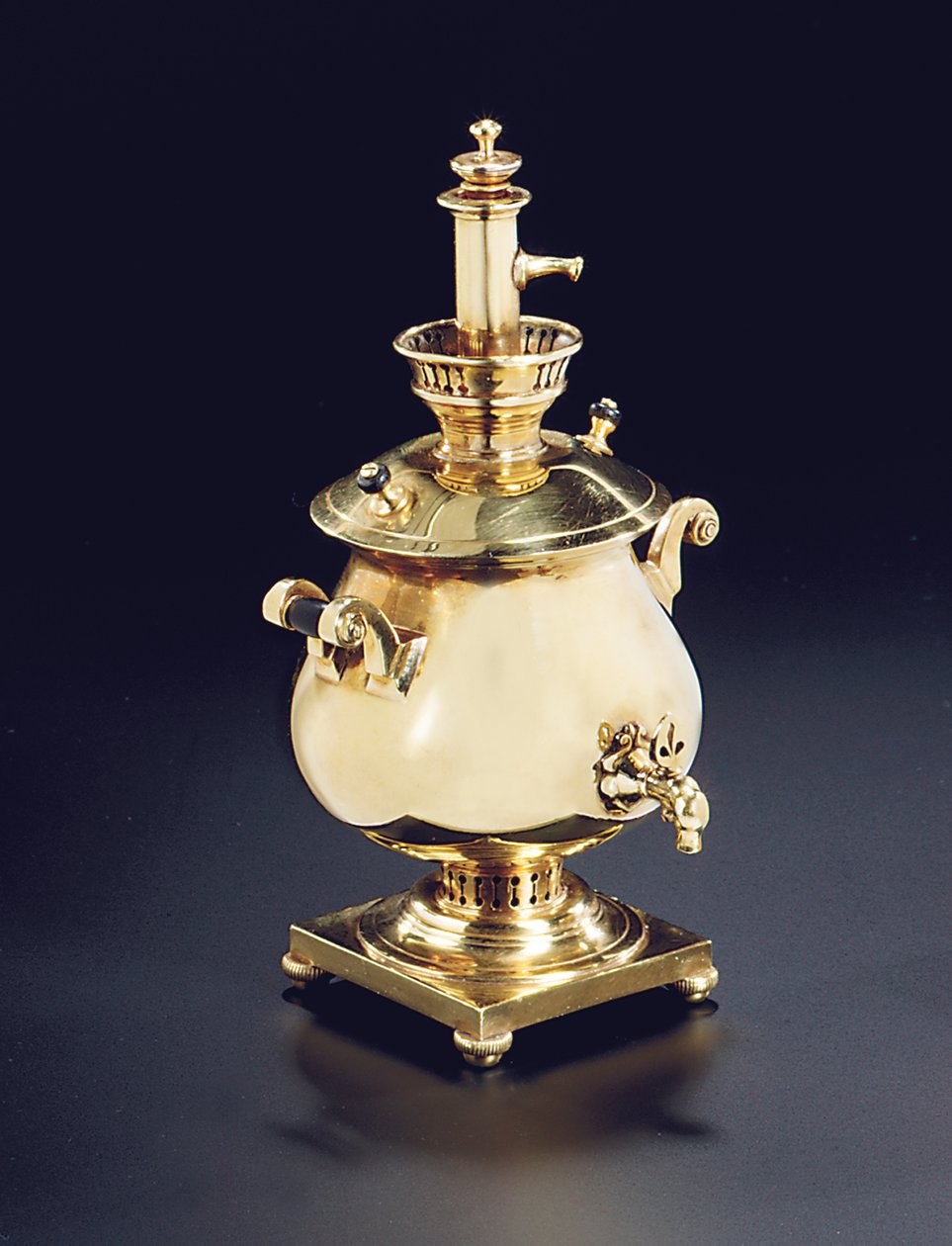 قارورة صغيرة لرائحة الساموفار بسدادة ، ربما موسكو ، 1908-1717 بواسطة كارل فابيرج