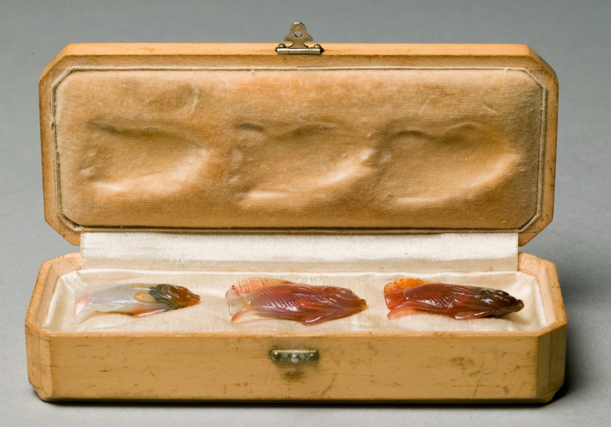 مجموعة من ثلاثة أسماك في الصندوق الأصلي ، c.1890 بواسطة كارل فابيرج