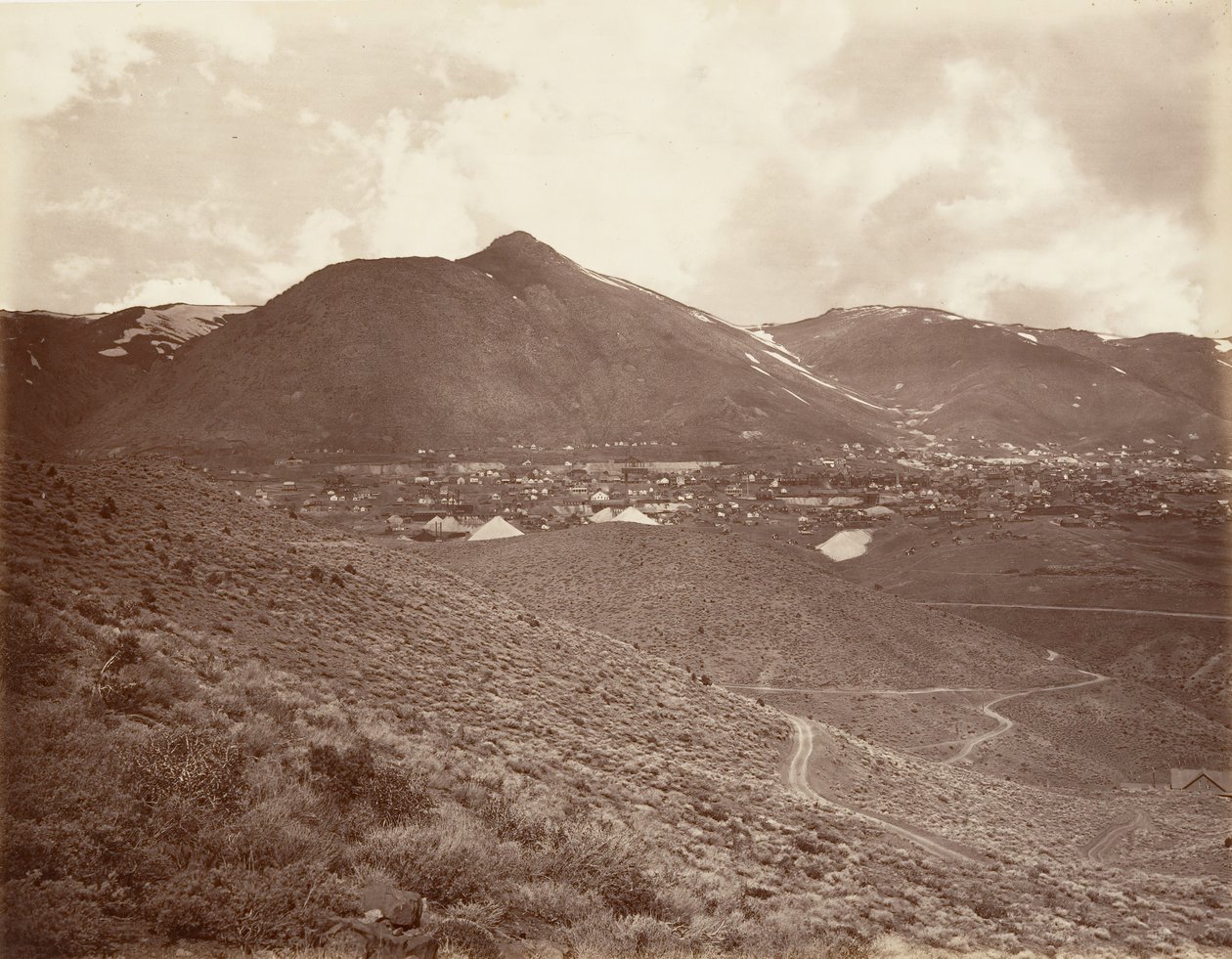 مدينة فيرجينيا ، 1875 ، طبع كاليفورنيا. 1876. بواسطة كارلتون إيمونز واتكينز
