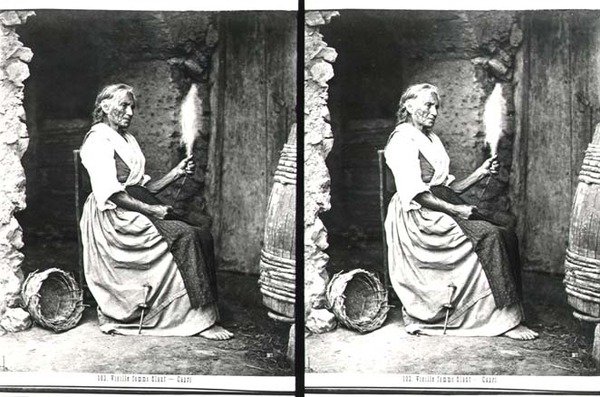 امرأة عجوز تدور ، كابري ، حوالي 1865 (b / w photo) بواسطة كارلو نايا