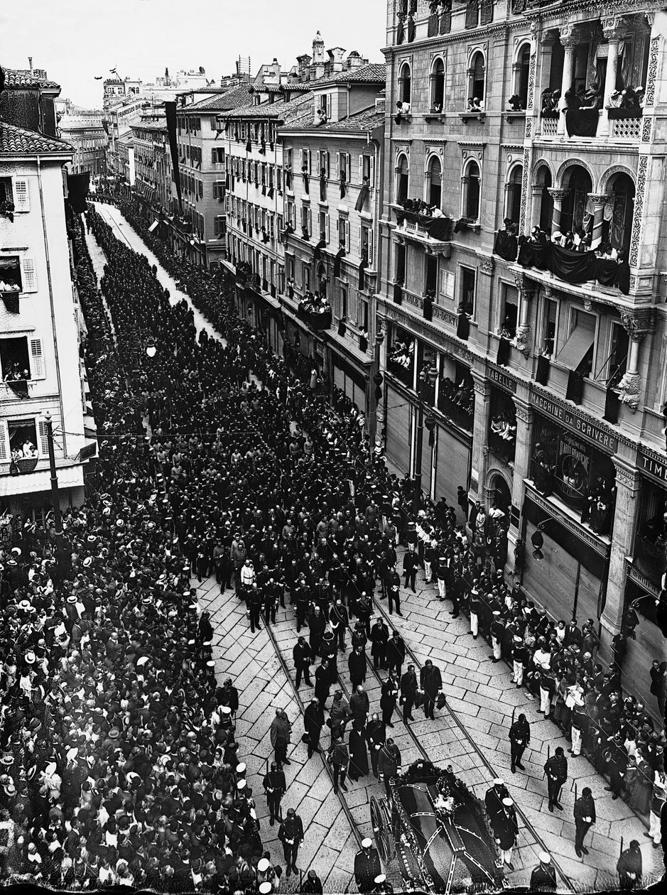 جنازة أرشيدوق النمسا فرانز فرديناند ، في 2 يوليو 1914 (b / w photo) بواسطة كارلو وولز
