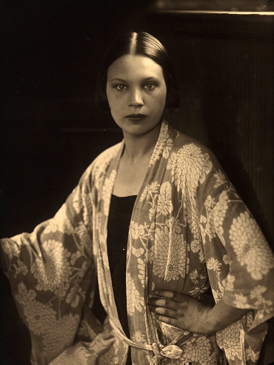 صورة نصفية لـ Wanda Wulz وهي ترتدي ثوب الكيمونو بواسطة كارلو وولز