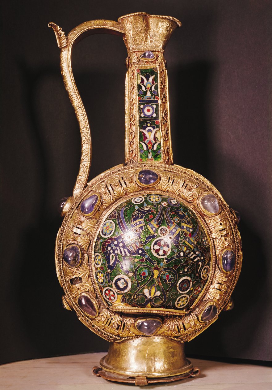 إبريق الماء من Charlemagnes (مينا ذهب ومصوغة بطريقة cloisonne) بواسطة مدرسة كارولينجيان