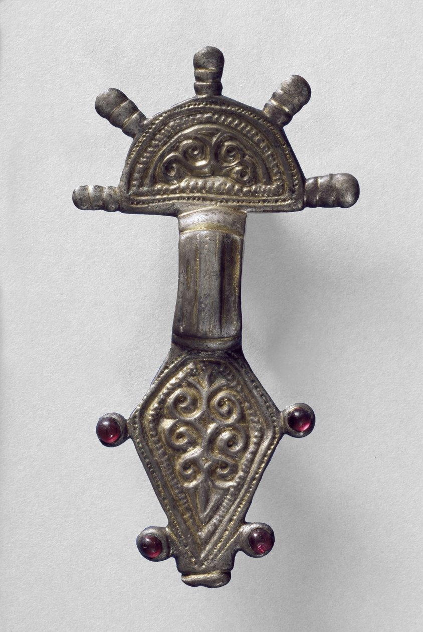 بروش برأس مشع ، من Marchelepot ، Somme ، ربما Carolingian ، القرن السابع إلى العاشر (سبائك النحاس المذهبة) بواسطة مدرسة كارولينجيان