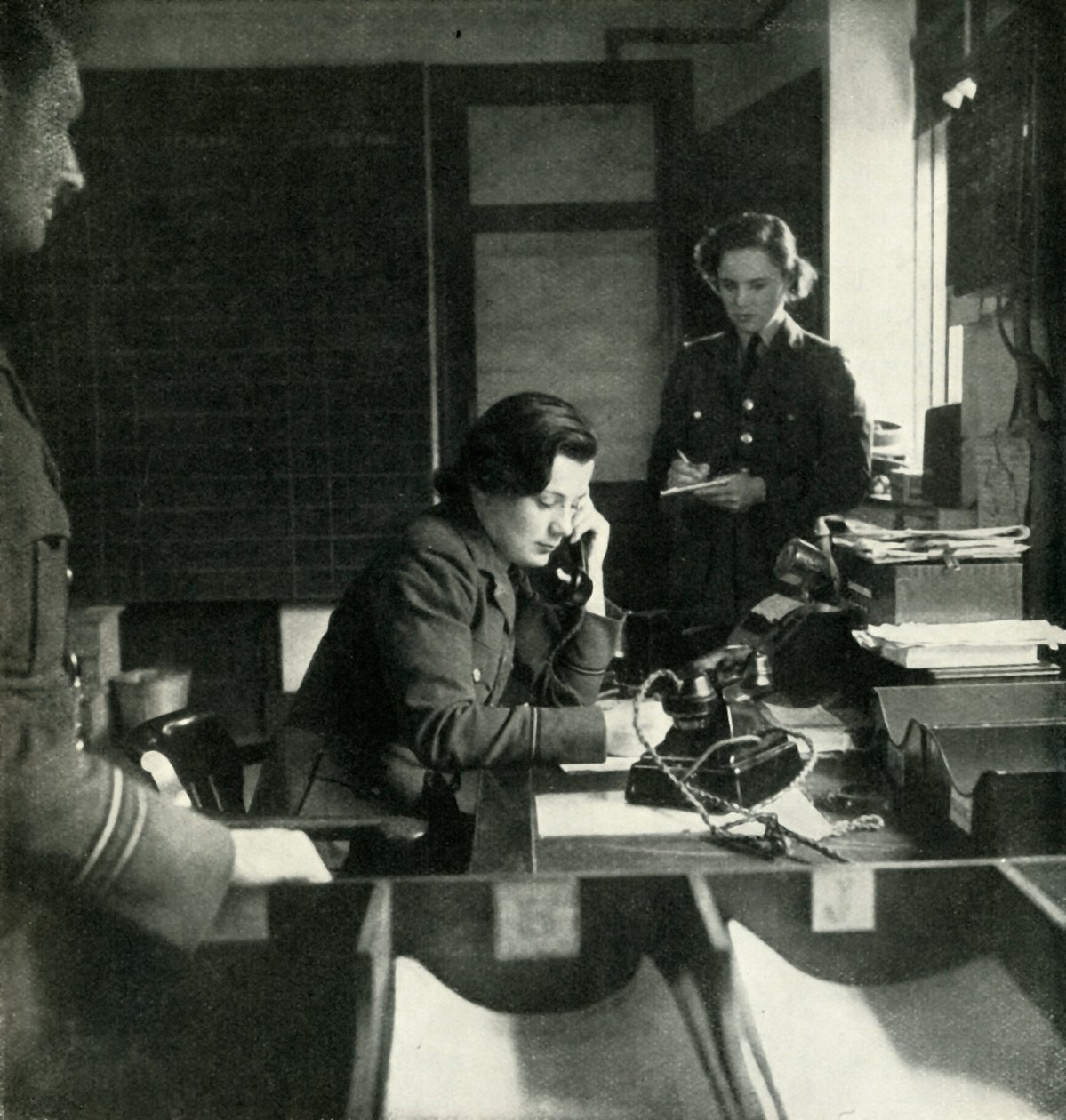 غرفة استخبارات المحطة ، c1943. بواسطة سيسيل بيتون