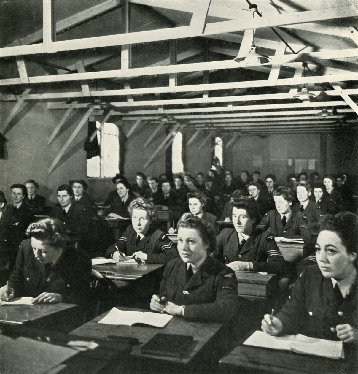 سيتبع الفحص ، c1943. بواسطة سيسيل بيتون
