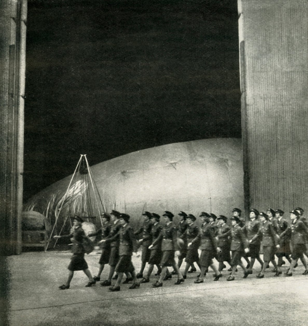في مركز بالون ، c1943. بواسطة سيسيل بيتون