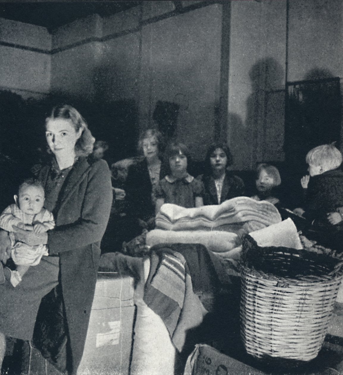 بطانيات للمشردين ، 1941 بواسطة سيسيل بيتون