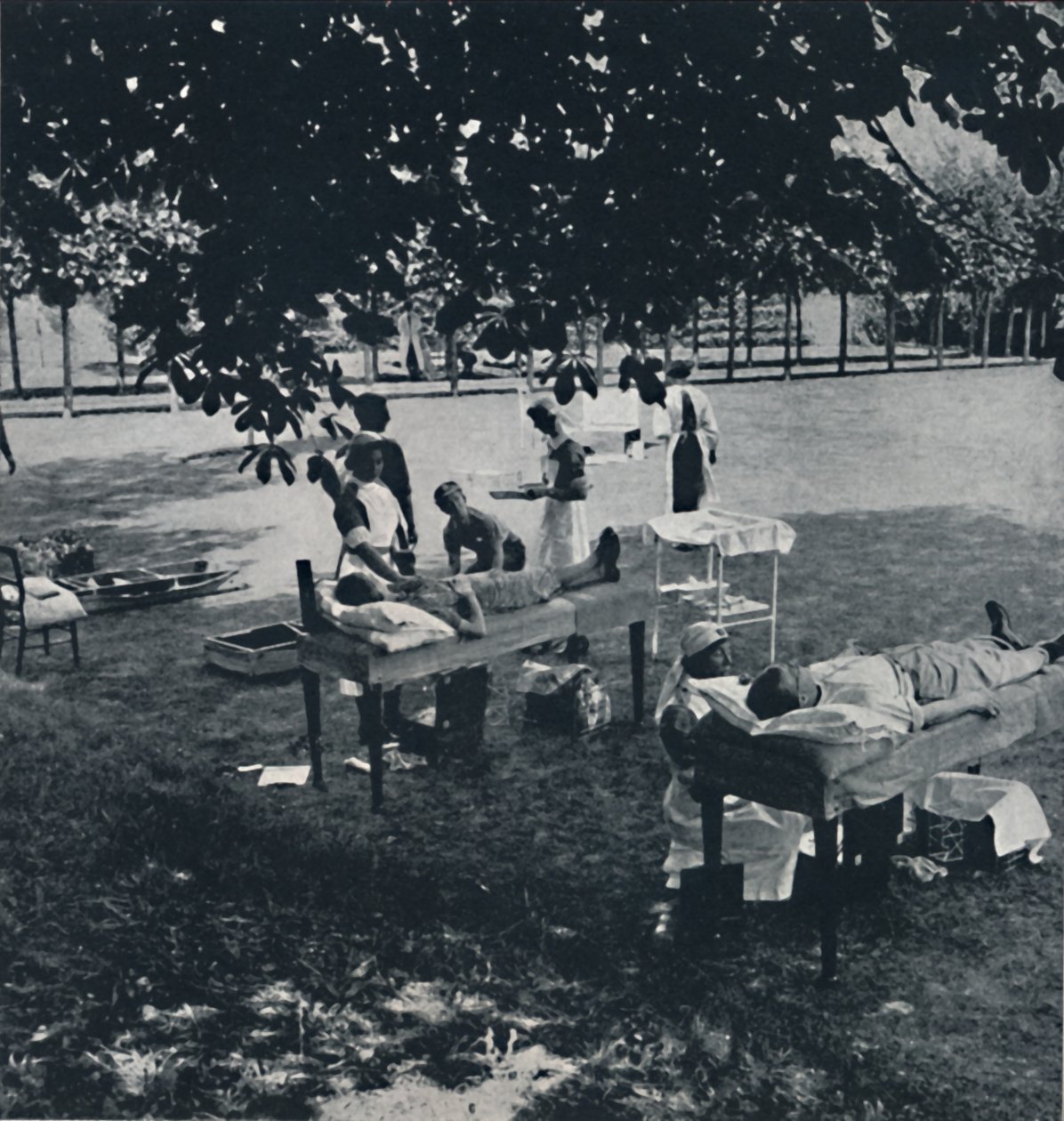 المتبرعون بالدم ، 1941 بواسطة سيسيل بيتون