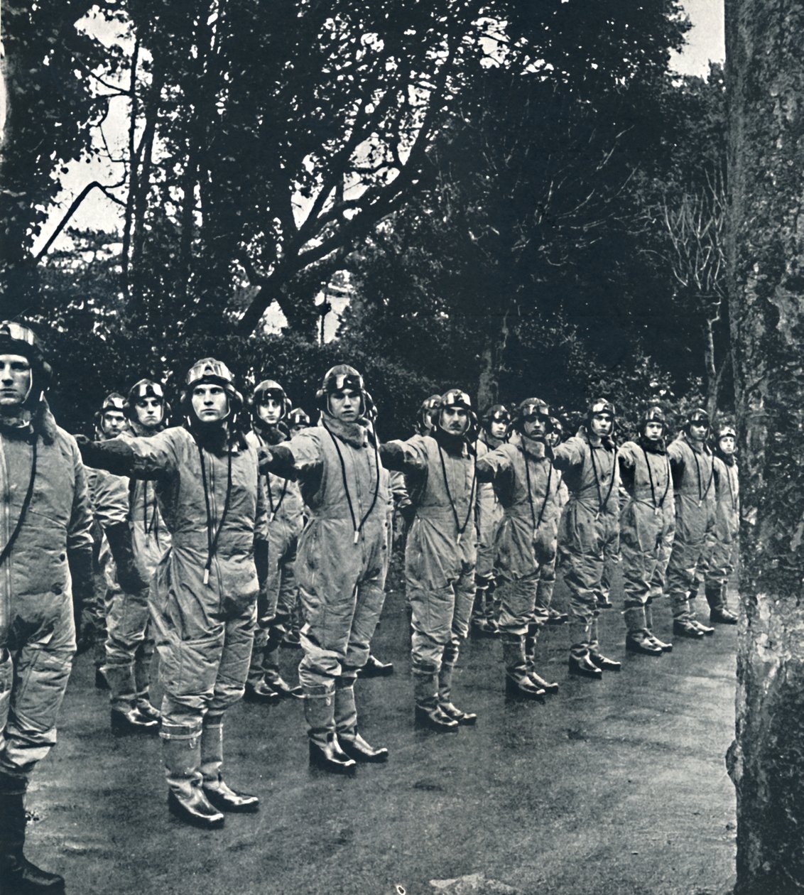 صفوف يرتدون ملابس ، 1941 بواسطة سيسيل بيتون
